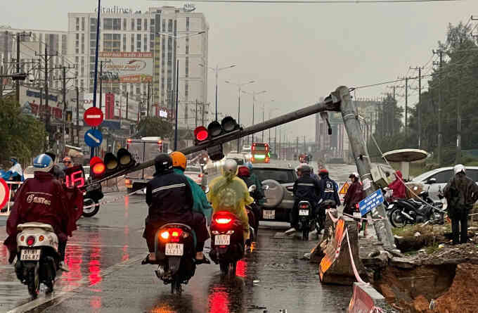 Mưa gió quật đổ đèn tín hiệu giao thông, cuốn trôi xe ở Bình Dương, Đồng Nai