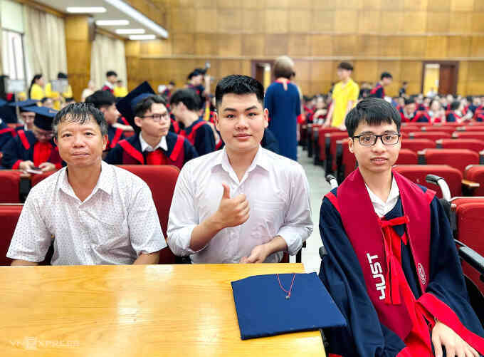 Nam sinh tái hiện `10 năm cõng bạn` ở lễ tốt nghiệp Bách khoa
