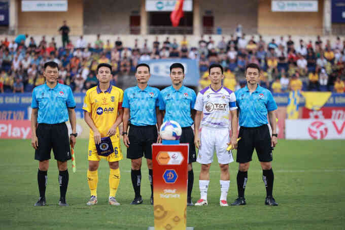 Trọng tài quên luật khi Hà Nội FC thay cầu thủ Việt kiều