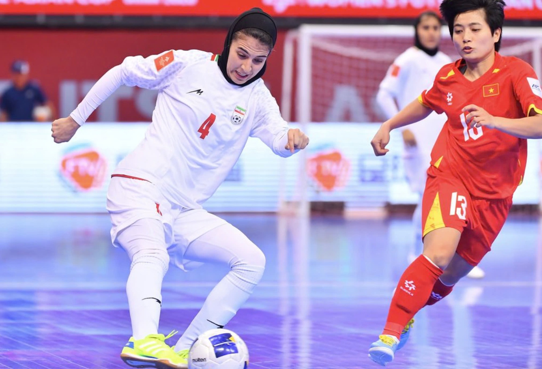 Hòa đương kim vô địch Iran, futsal nữ Việt Nam giành ngôi đầu bảng