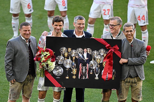 Kane ghi bàn, Muller nhận điều đặc biệt trong ngày đăng quang Bundesliga