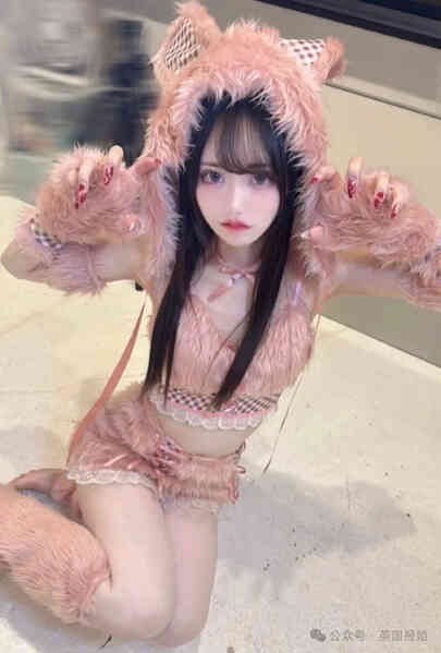 `Nữ thần cosplay` bạo hành bạn trai để ngăn kết hôn với người khác