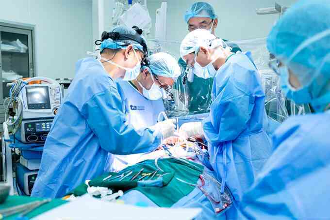 5 giờ phẫu thuật hồi sinh trái tim tổn thương nặng