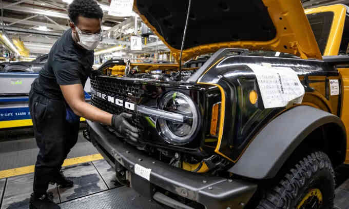 Công nhân Ford tuồn nắp ca-pô ra ngoài suốt hai năm