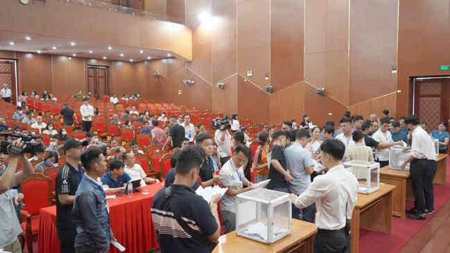 Đất trúng đấu giá huyện Thạch Thất giảm 3 lần