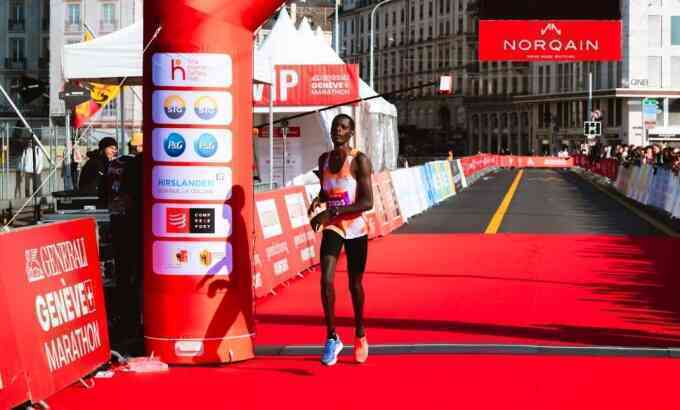 Runner Kenya đi 2 giày khi về nhì giải half marathon