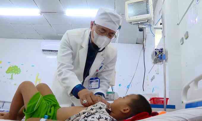 4 em bé ăn nhầm thuốc diệt chuột