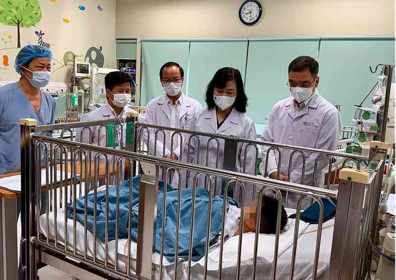 Bé trai trong vụ "nộp đủ tiền mới cấp cứu" được ra viện