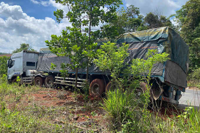 Container kéo lê xe máy, hai người chết