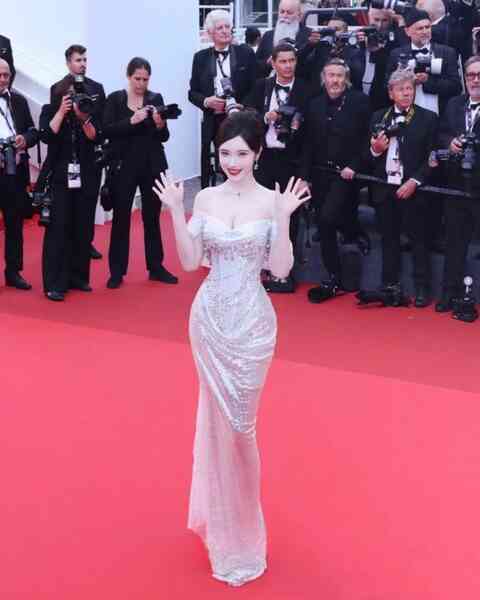 Đầm của NTK Việt lên thảm đỏ Cannes