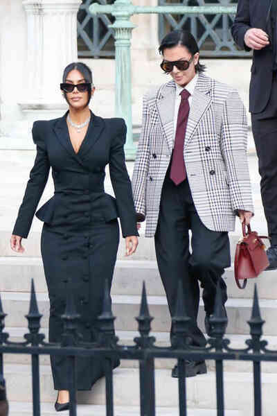 Kim Kardashian mặc lộng lẫy ra tòa