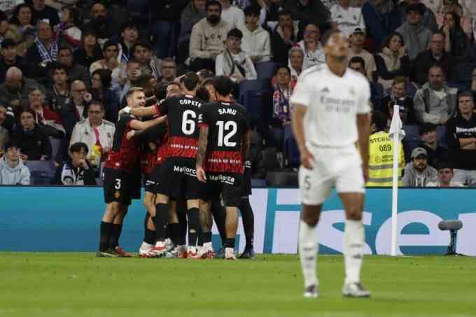 Real làm chậm ngày vô địch của Barca
