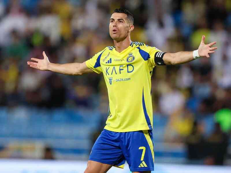 Ronaldo trải qua mùa giải trắng tay danh hiệu, CĐV nói điều cay đắng