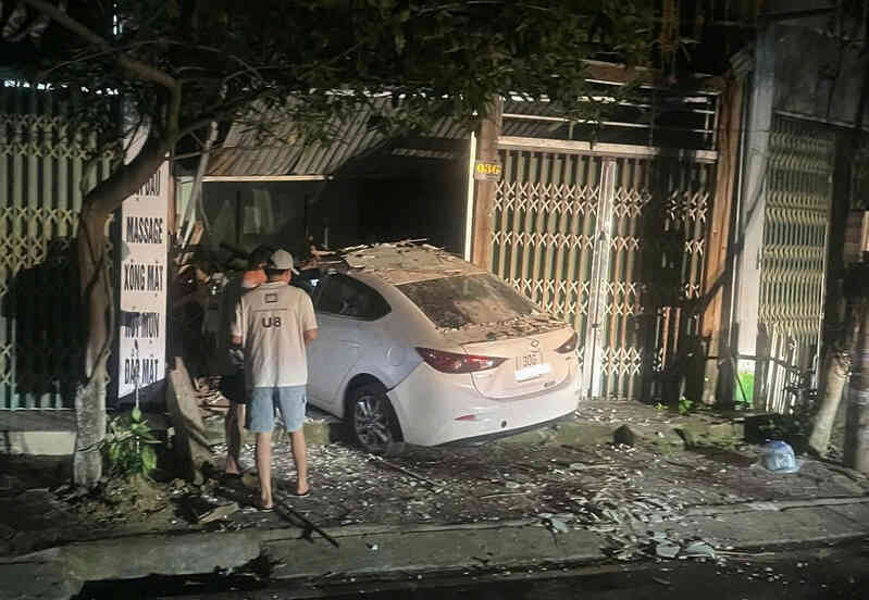 Tài xế xe Mazda biển số Hà Nội va chạm xe Lexus rồi húc thẳng vào nhà dân