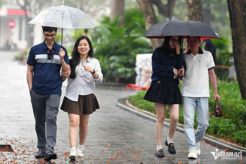 Thời tiết Hà Nội 3 ngày tới: Nắng gián đoạn kèm mưa vào thời điểm `lạ thường`
