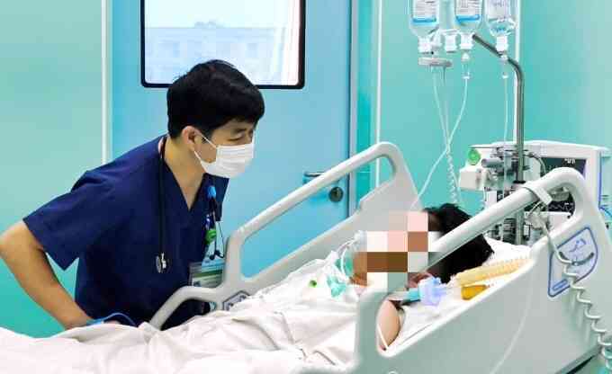 Vi khuẩn não mô cầu tấn công cơ thể thế nào
