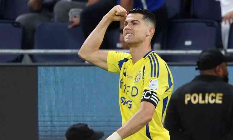 C.Ronaldo vô địch về kiếm tiền, cho Messi "hít khói"