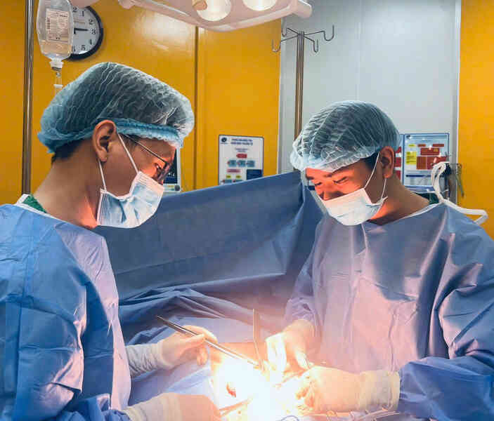 Hai sinh viên vào cấp cứu với hàng chục vết dao đâm