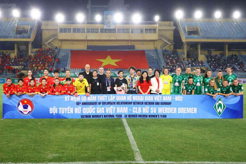 Tuyển nữ Việt Nam thua Werder Bremen 1-4 ở Hàng Đẫy