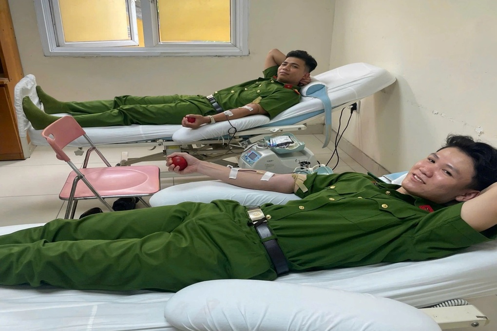 Ba chiến sĩ cảnh sát cùng làm một việc giúp bệnh nhân nguy kịch