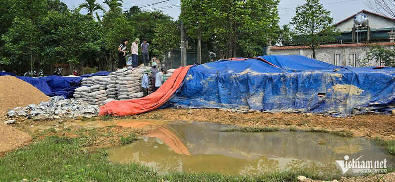 Cận cảnh hàng trăm tấn xi măng được tỉnh cấp, xã `phơi` ngoài trời