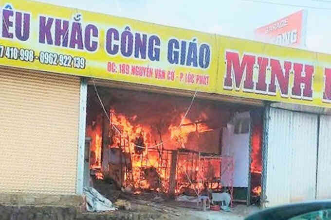 Cháy lớn xưởng điêu khắc gỗ ở Lâm Đồng