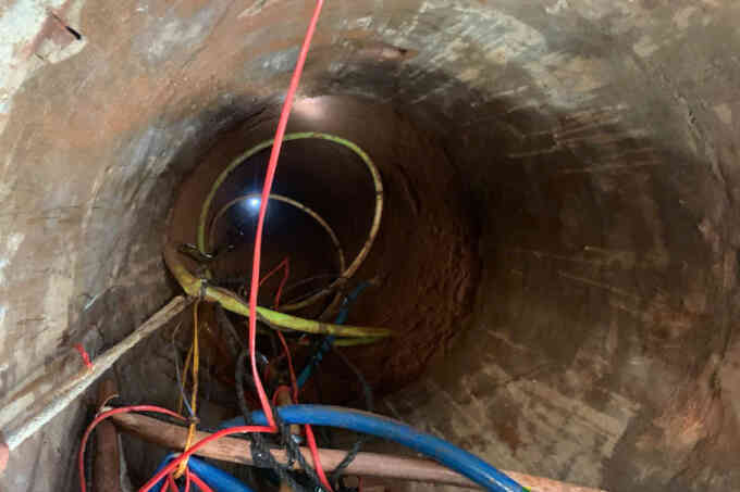 Hai bố con gặp nạn dưới giếng sâu 35 m