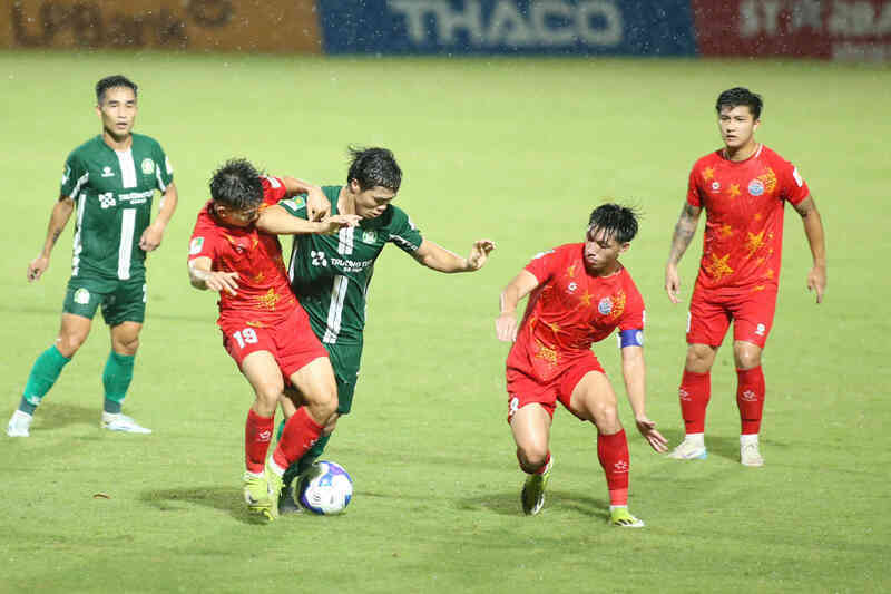 HLV Kim Sang Sik có động thái bất ngờ với Công Phượng