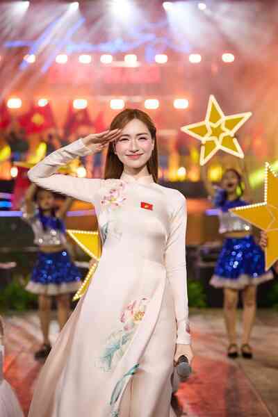Hòa Minzy hát ở chương trình mừng sinh nhật Hồ Chủ tịch