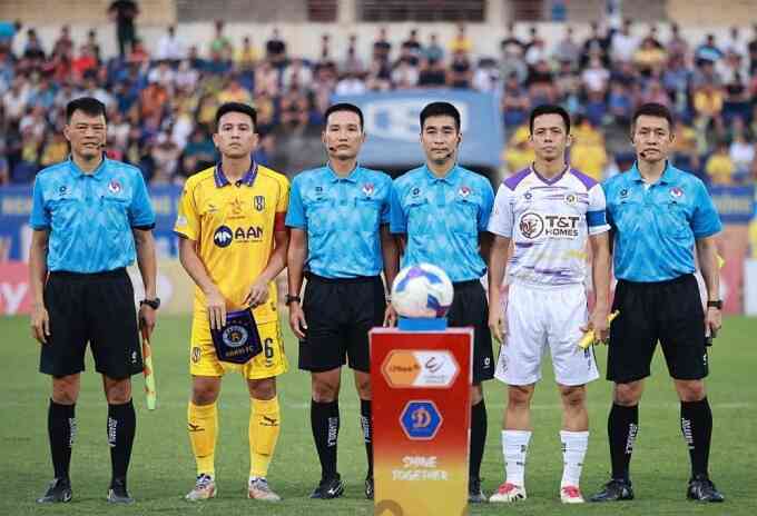 Trọng tài quên luật bị đình chỉ ở V-League