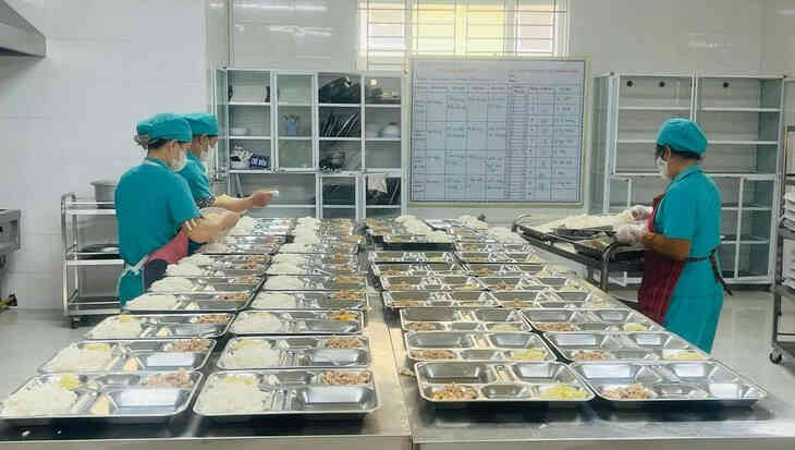 Chủ tịch Quảng Bình yêu cầu xác minh thông tin bữa ăn học sinh bị thu thuế 2 lần