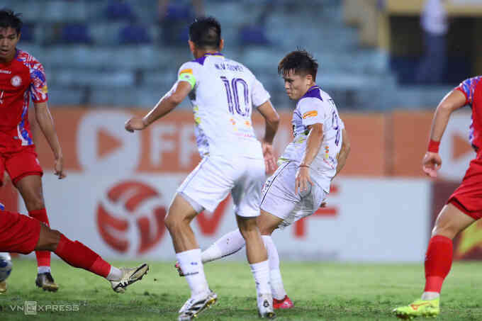 Hà Nội FC bám đuổi Nam Định bằng trận thắng đậm nhất mùa