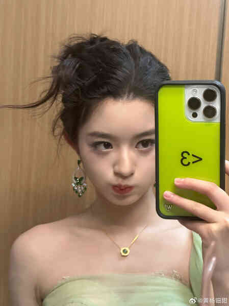 Hoàng Dương Điền Điềm gây rúng động sau khi khoe nữ trang