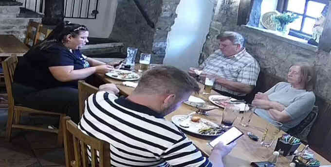 Kiện nhà hàng đăng video vu oan `ăn quỵt`