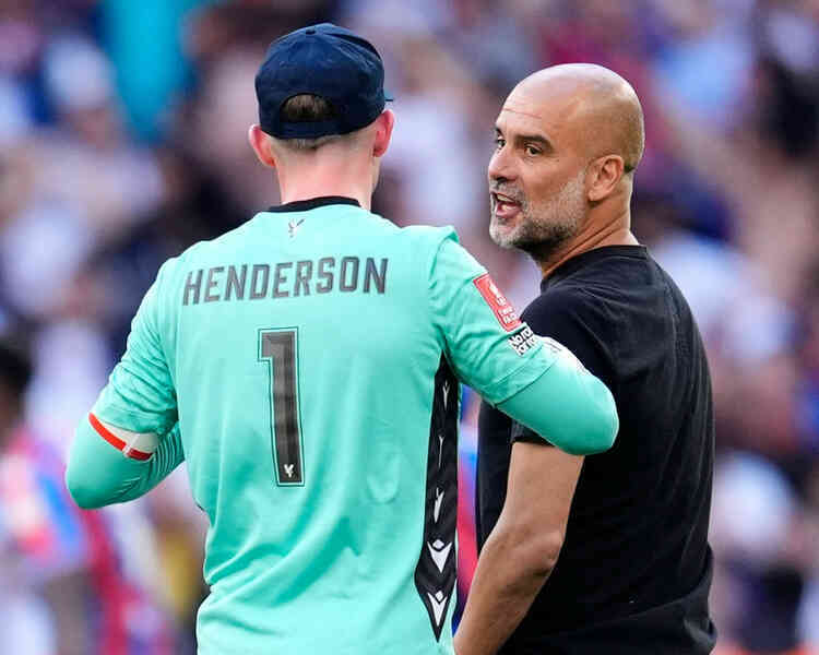 Man City thua bẽ bàng, Pep Guardiola gây hấn cựu thủ môn MU