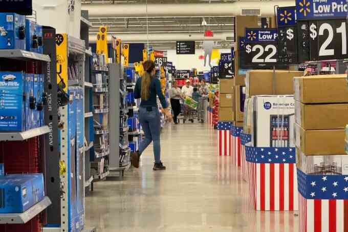Ông Trump khuyên Walmart `tự chịu thuế nhập khẩu`