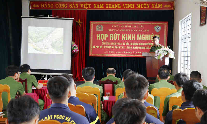 Thiếu tướng Nguyễn Đình Hoàn họp rút kinh nghiệm vụ sạt lở 5 người tử vong