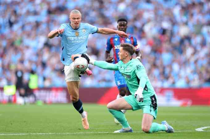 Tranh cãi thủ môn Crystal Palace thoát thẻ đỏ trước Man City