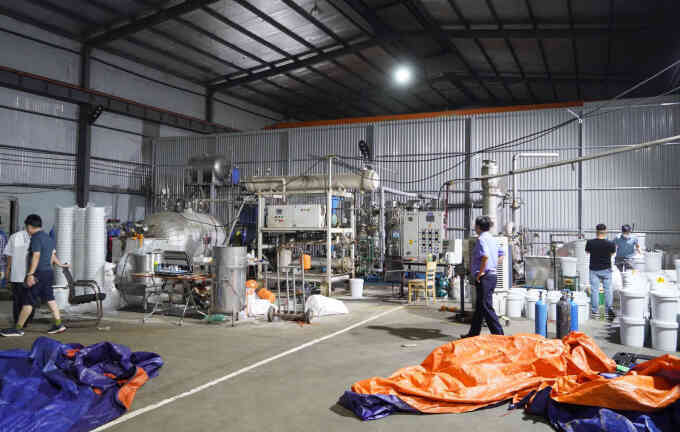 Triệt phá đường dây sản xuất 65 tấn khí cười