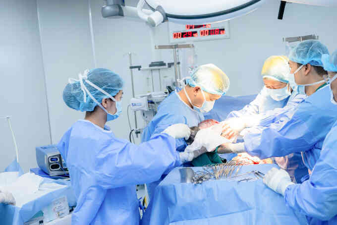 Bé gái chào đời hai giờ phải mổ cắt u khổng lồ