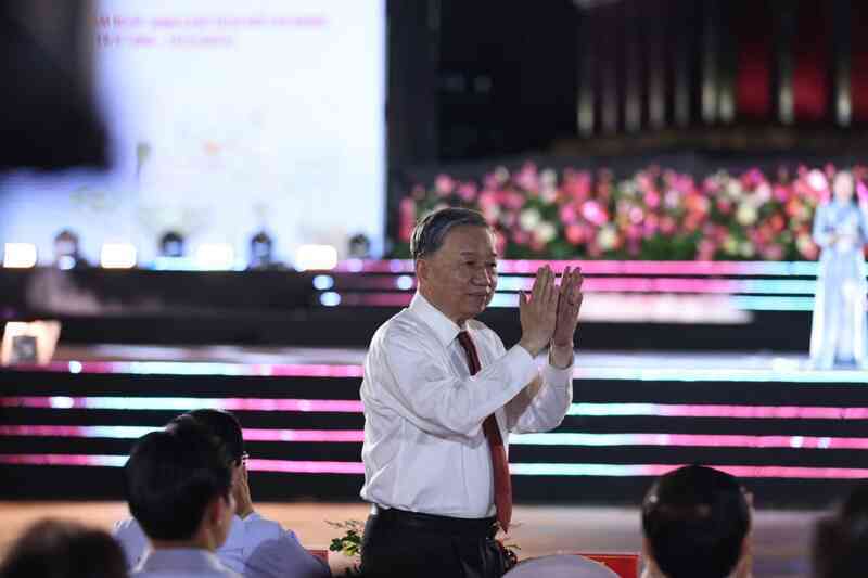Hòa Minzy xúc động hát trong đêm nhạc "Người là Hồ Chí Minh"