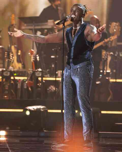Thầy giáo thể dục thắng American Idol 2025