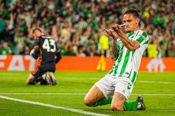 Betis, Chelsea tiến sát chung kết Conference League