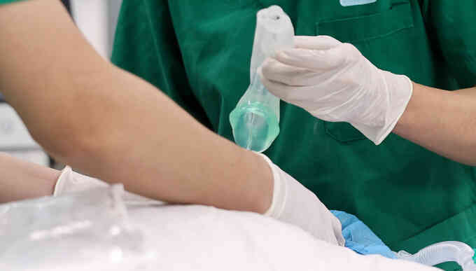 Cô gái bị sốc phản vệ suýt chết trong ca mổ nâng mũi