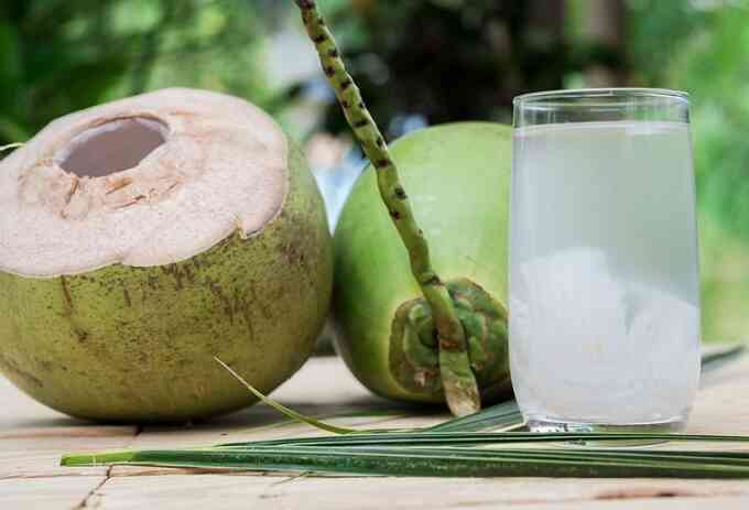 Có nên uống nước dừa thay nước lọc?