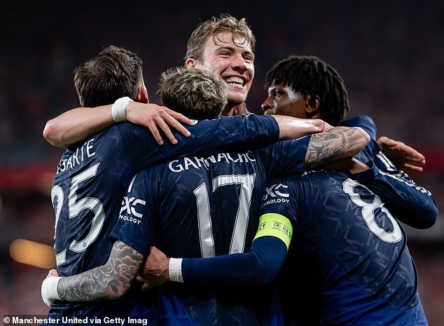 Nghịch lý đầy mâu thuẫn biến Man Utd thành "kẻ hai mặt"