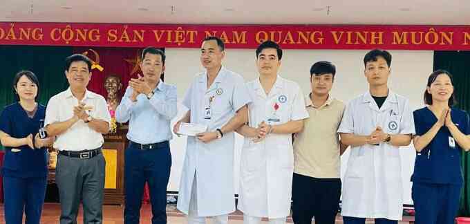 Tuyên dương y bác sĩ bị hành hung vẫn ép tim cứu trẻ