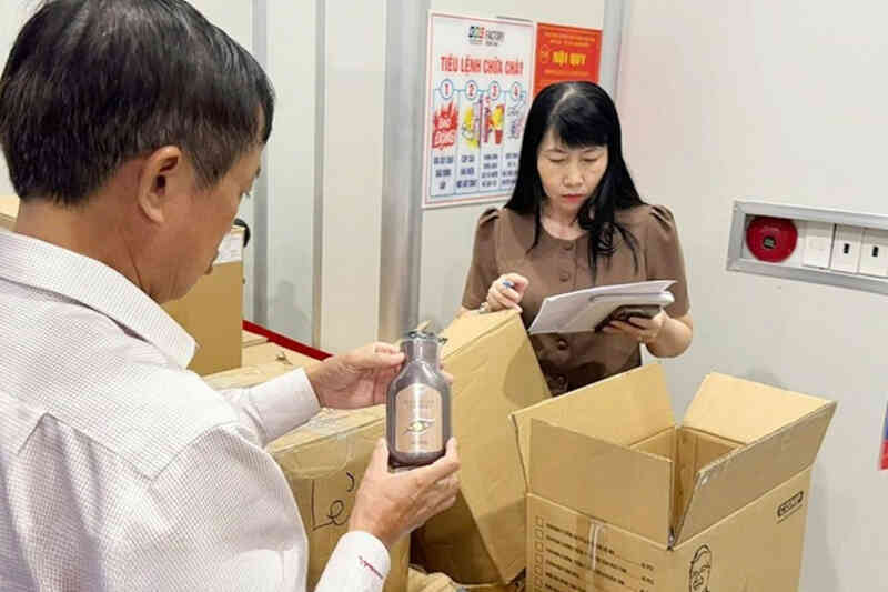 Kiểm tra đột xuất nhà máy sản xuất mỹ phẩm cho công ty của chồng ca sĩ Đoàn Di Băng