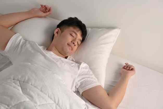 Nam nhân viên có "cổ thẳng như cây gậy" vì 2 thói quen sinh hoạt quen thuộc