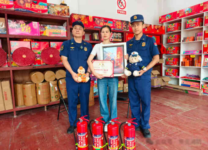 Chủ cửa hàng pháo hoa nhanh tay dập cháy xe điện ba bánh